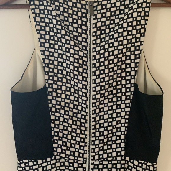 Vince Camuto Sleeveless V-Neck Fit & Flare Swing Dress Black & White Size 4 - Picture 4 of 4
